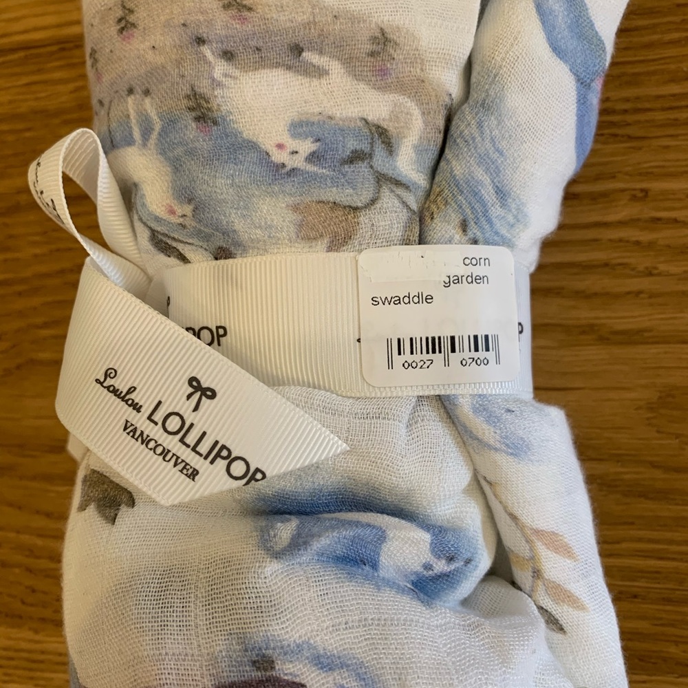LouLou Lollicup swaddle. Unicorn print.